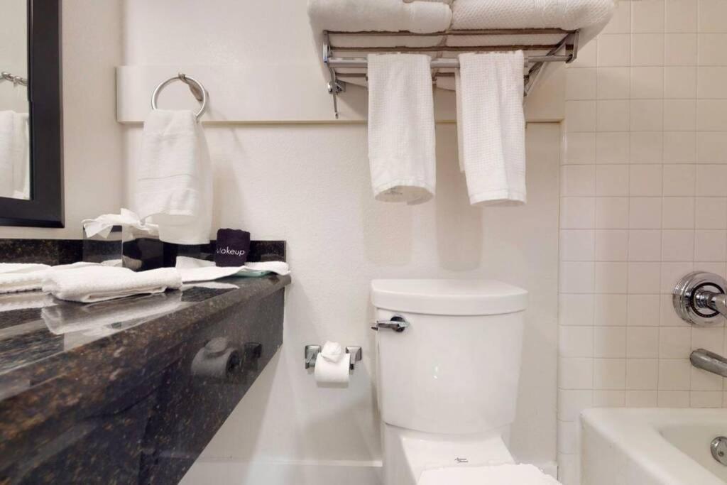 Sea Breeze, Studio 510, Beach Steps Away!+Pool+Wifi 拉斯金 外观 照片